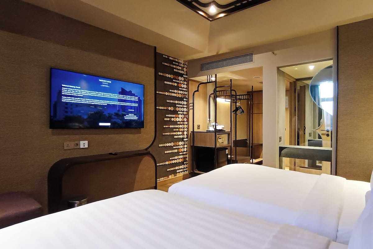 Privilege, Twin Room, 2 Single Beds, City View | Premium bedding, free minibar, in-room safe, desk