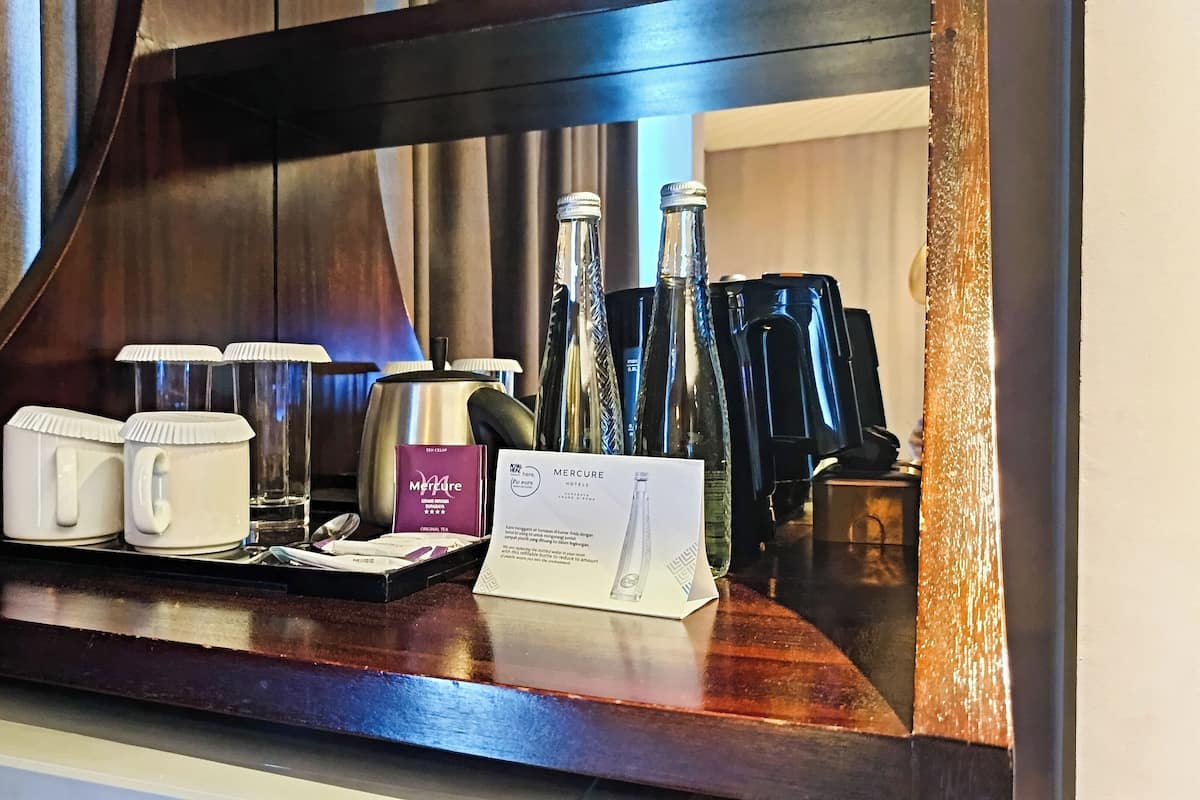 Deluxe Suite, 1 King Bed | Premium bedding, free minibar, in-room safe, desk