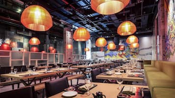 3 restaurants, spécialités Cuisine internationale