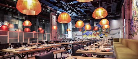 3 restaurants, breakfast, lunch, dinner served; international cuisine