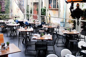 3 restaurantes; se sirven desayunos, almuerzos y cocina internacional 