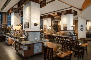 3 间餐厅，供应早餐、午餐、晚餐和早午餐