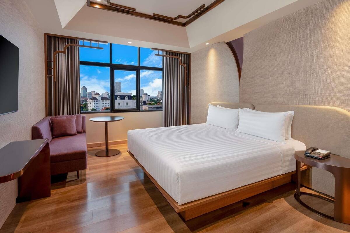 Privilege King Room, City View - 1 king size bed | Premium bedding, free minibar, in-room safe, desk
