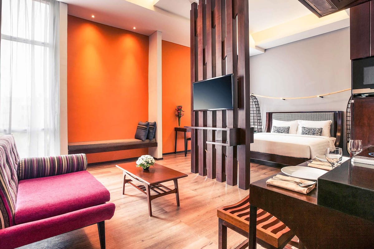 Premium bedding, free minibar, in-room safe, desk