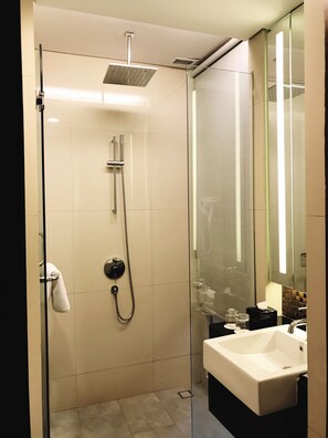 Bruser, miljøvenlige toiletartikler, hårtørrer, hjemmesko