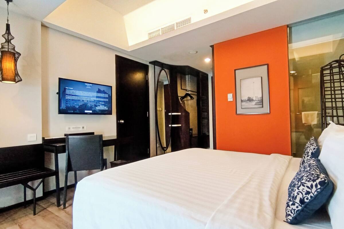 Privilege Luxe King, Ideal for Family - 1 king size bed | Premium bedding, free minibar, in-room safe, desk