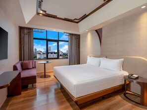 Privilege, 客房, 1 张特大床, 城市景观 | 高档床上用品、迷你吧（备有免费物品）、客房内保险箱、办公桌