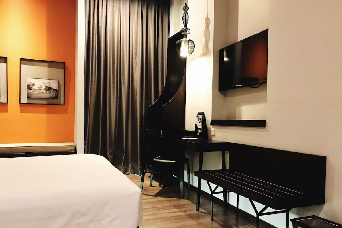 Premium bedding, free minibar, in-room safe, desk