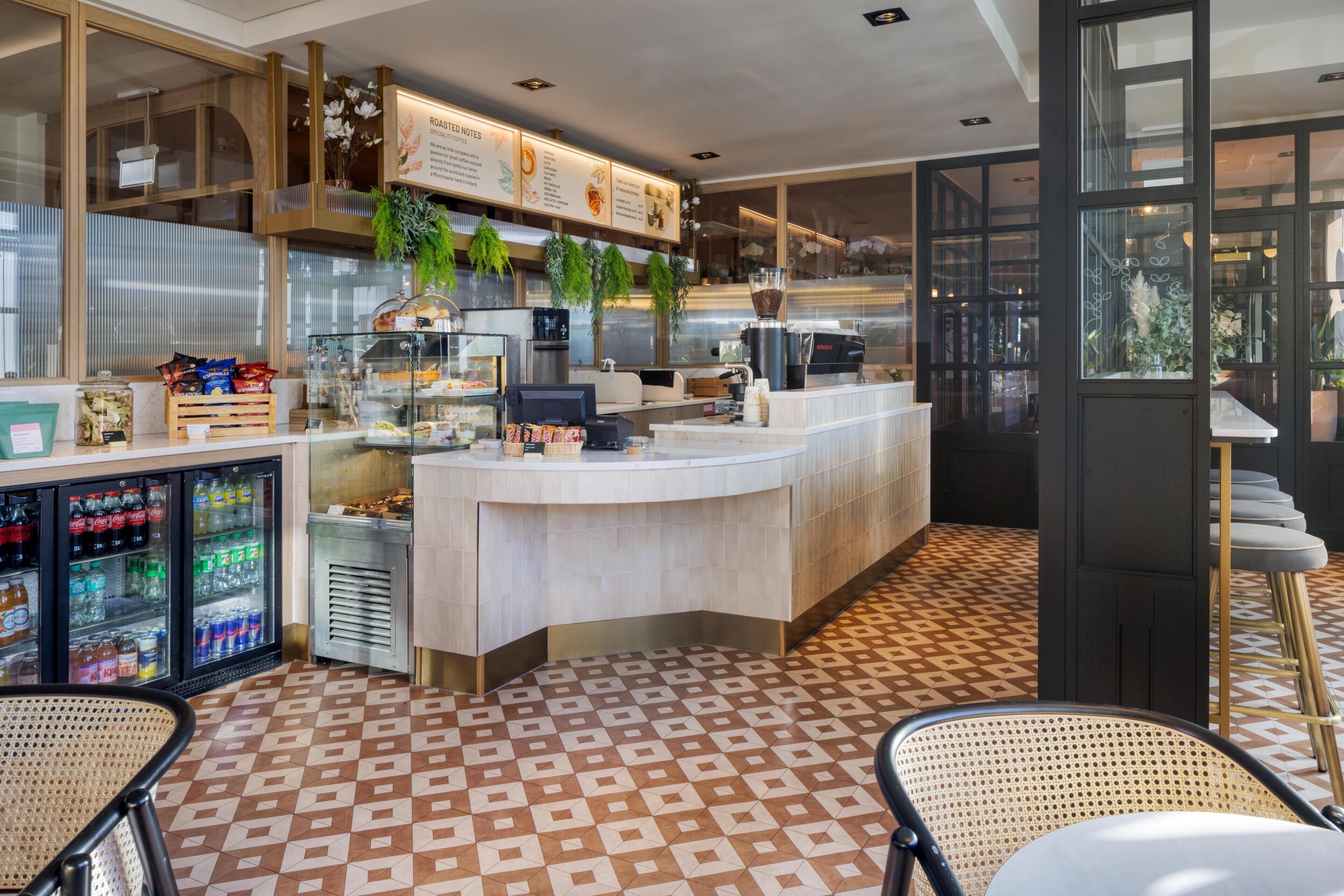 Een café met een balie, een zitgedeelte en een menukaart.