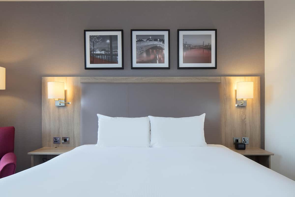 Room, 1 Queen Bed | Premium bedding, in-room safe, desk, laptop workspace