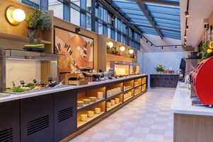 朝食 (フル ブレックファスト)、毎日提供 (有料)