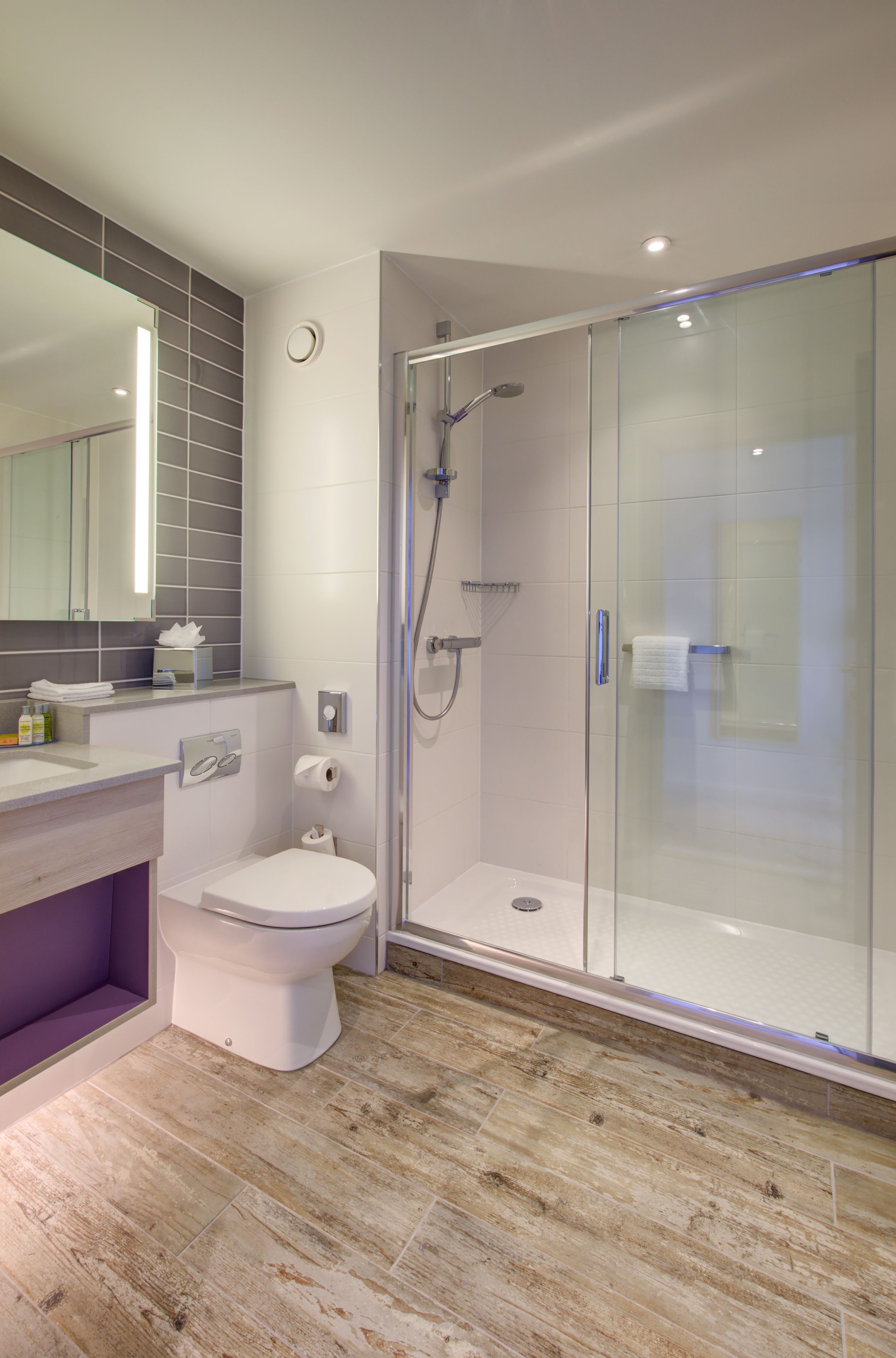 combined shower/bathtub, free toiletries, towels