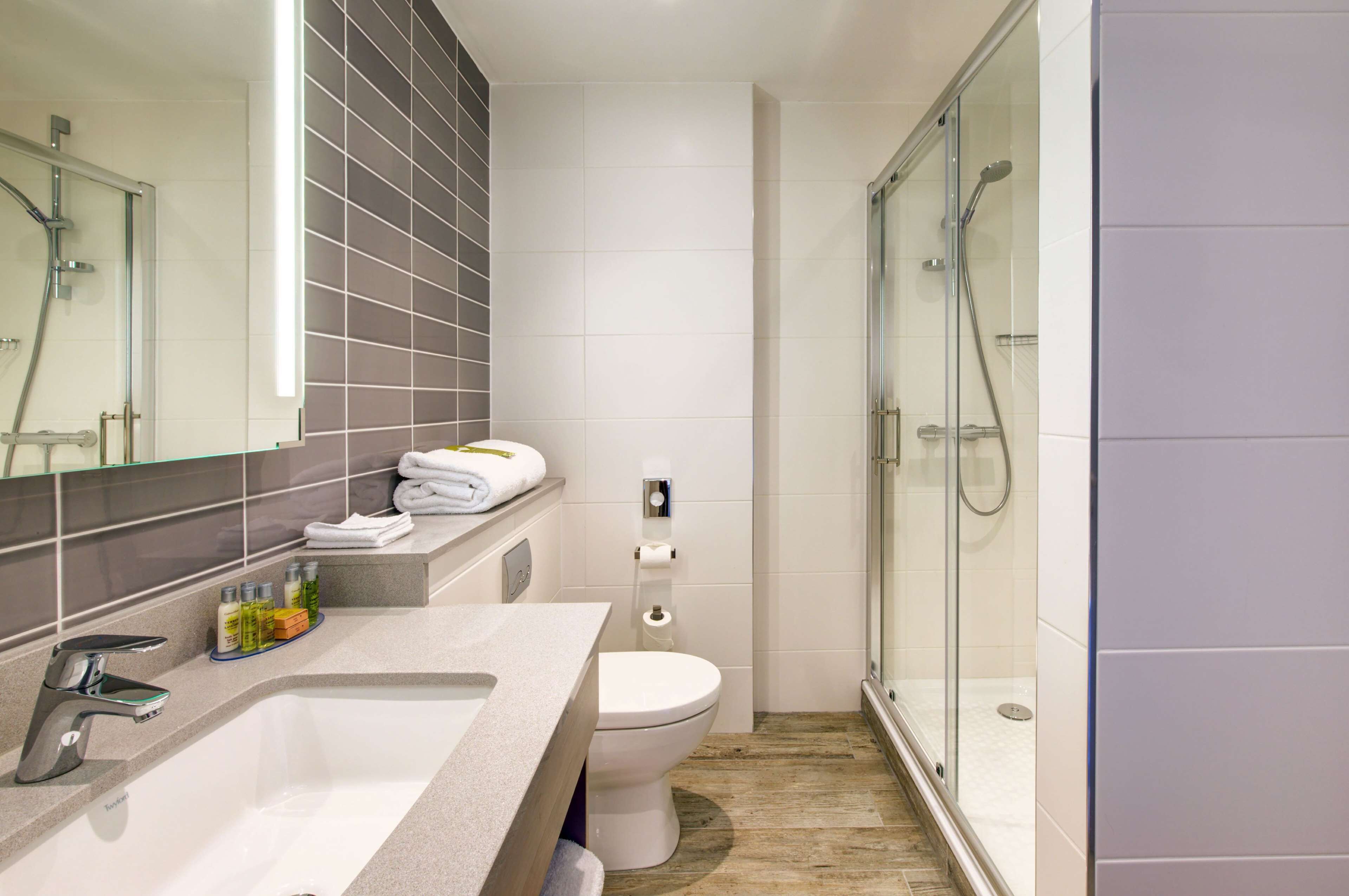 premium bedding, in-room safe, desk, laptop workspace