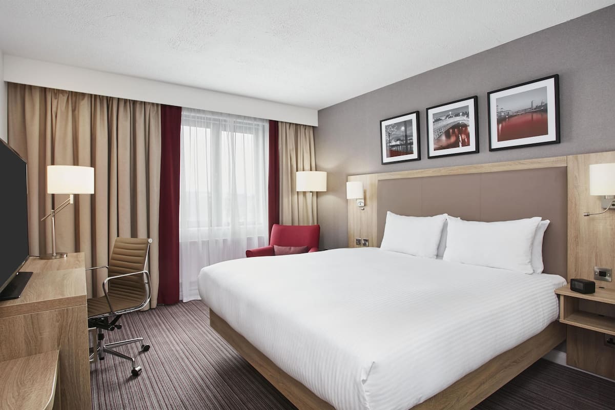 Premium bedding, in-room safe, desk, laptop workspace