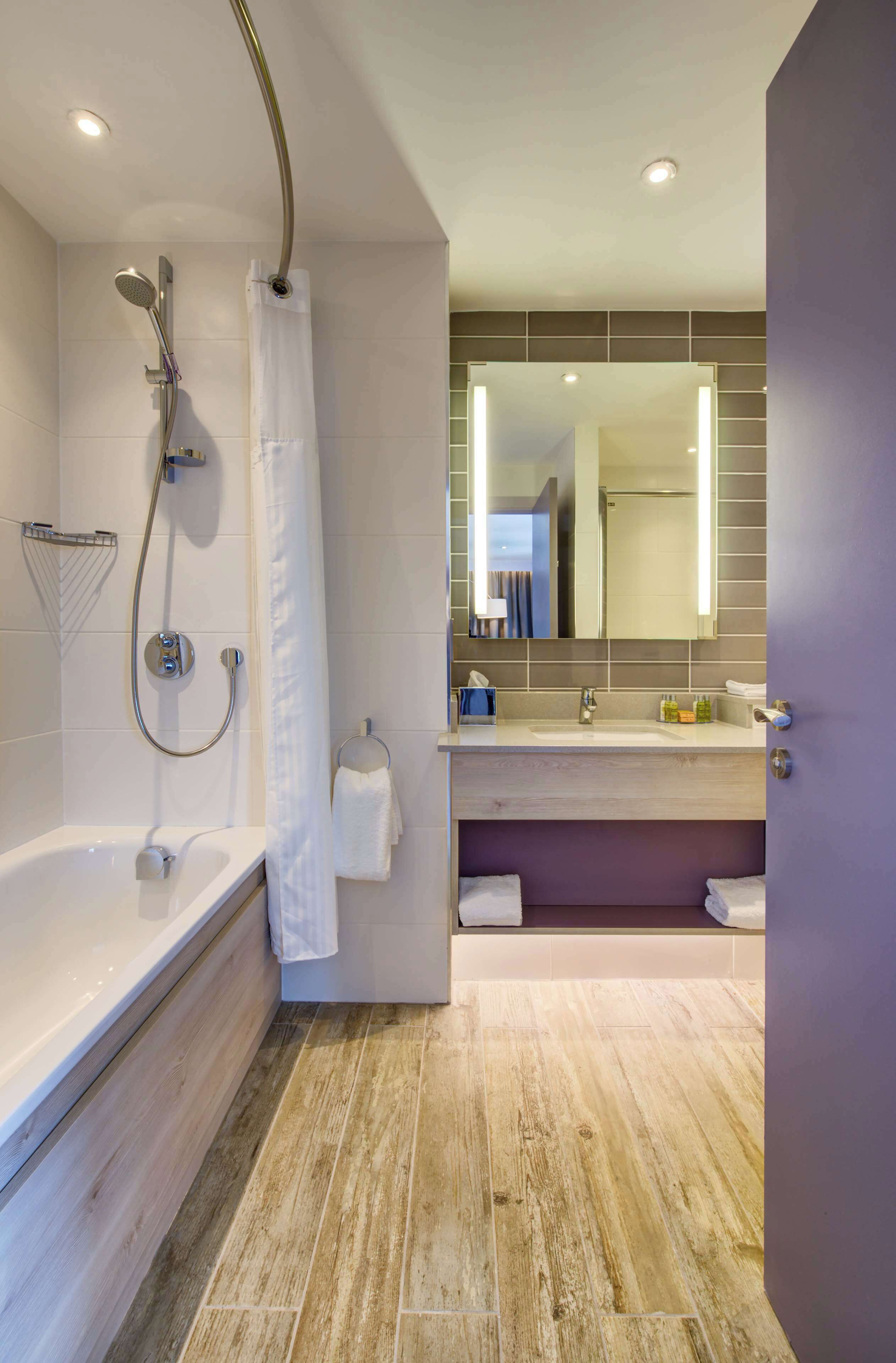 combined shower/bathtub, free toiletries, towels