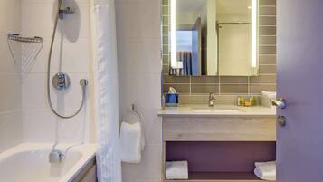 Combined shower/bathtub, free toiletries, towels