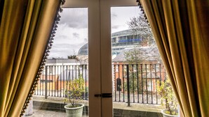 A view from a balcony with a door, potted plants, and a building with a dome in the background. - Butlers Townhouse (Dublin)