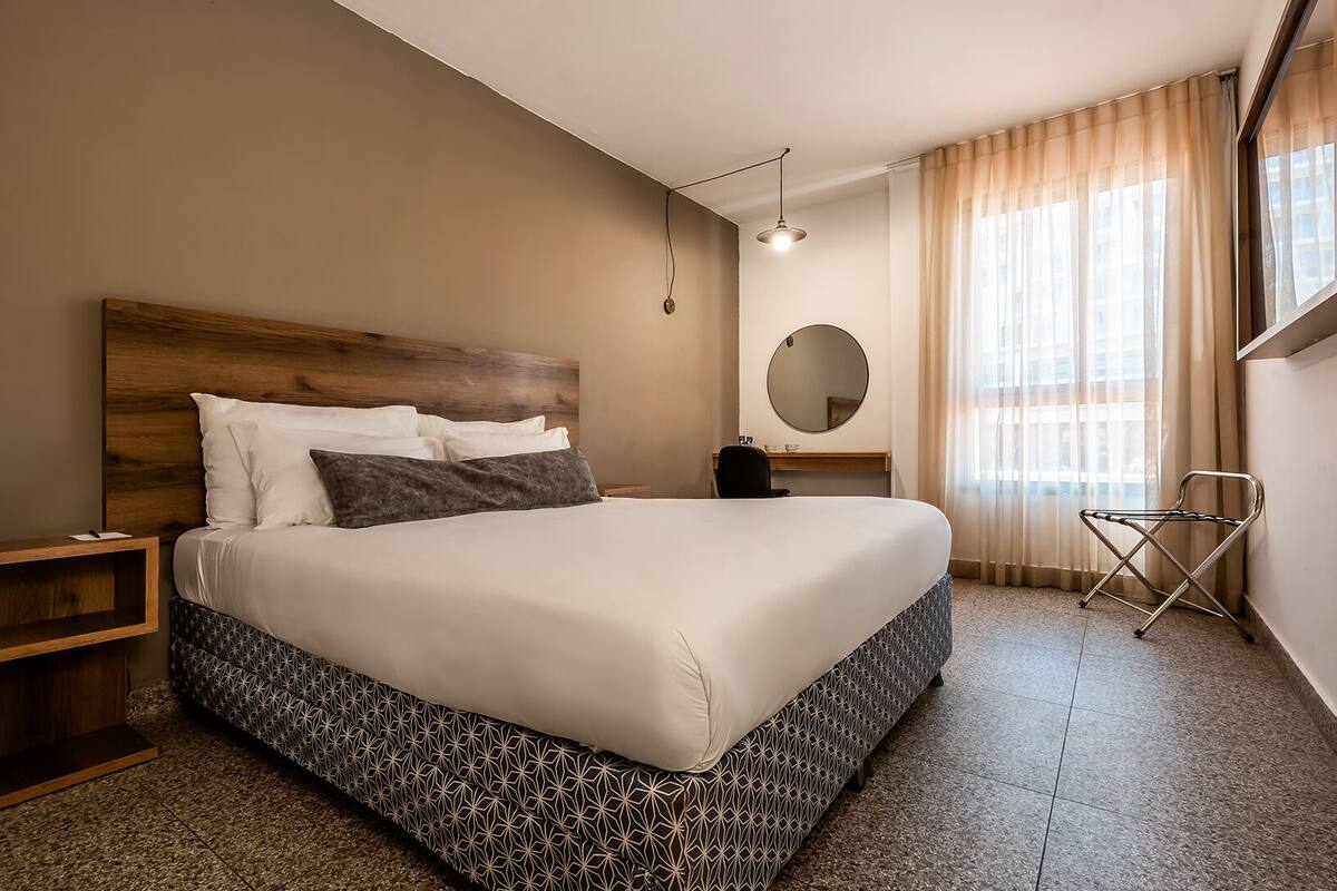 Select Comfort beds, in-room safe, desk