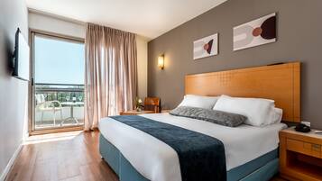 Klassieke kamer, balkon | Select Comfort-bedden, een kluis op de kamer