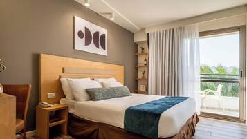 Standard Balcony Room | Select Comfort-madrasser och värdeförvaringsskåp på rummet