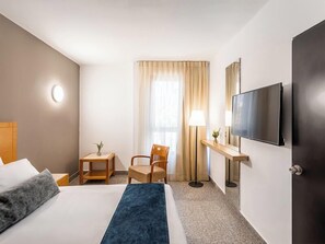 أسرّة سليكت كومفورت وخزنة داخل الغرفة