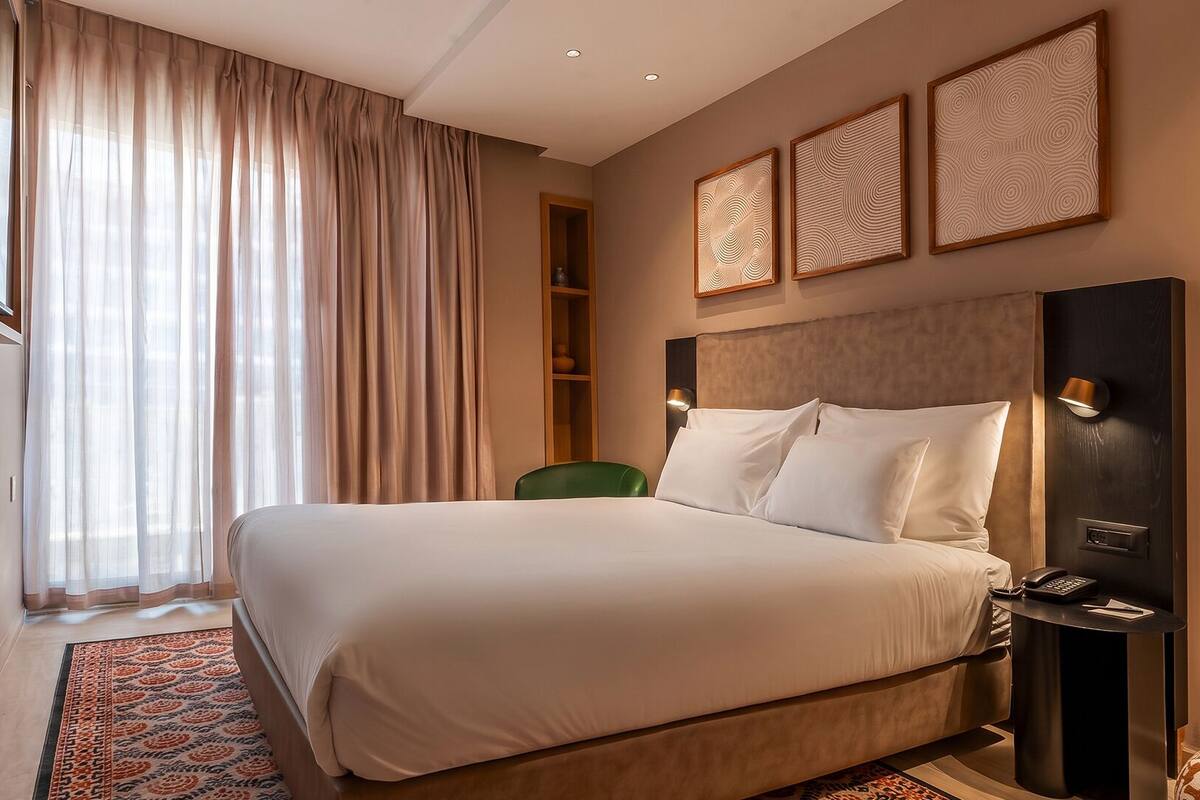Select Comfort beds, in-room safe, desk