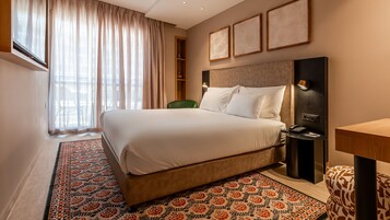 Quarto executivo, sacada | Camas Select Comfort, cofres nos quartos, escrivaninha