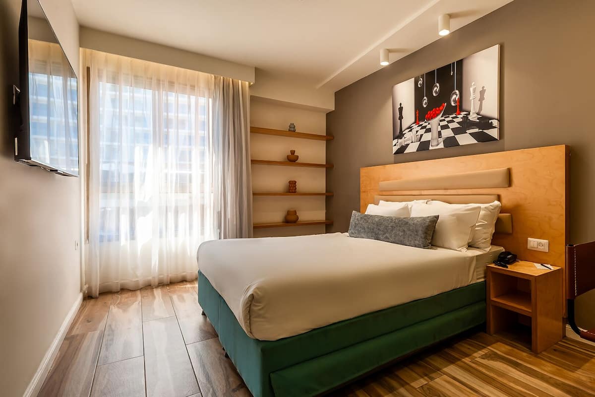 Family Room | Select Comfort beds, in-room safe, desk