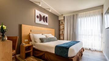 Klassieke kamer, uitzicht op zwembad | Select Comfort-bedden, een kluis op de kamer