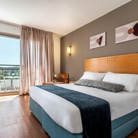Select Comfort beds, in-room safe, desk