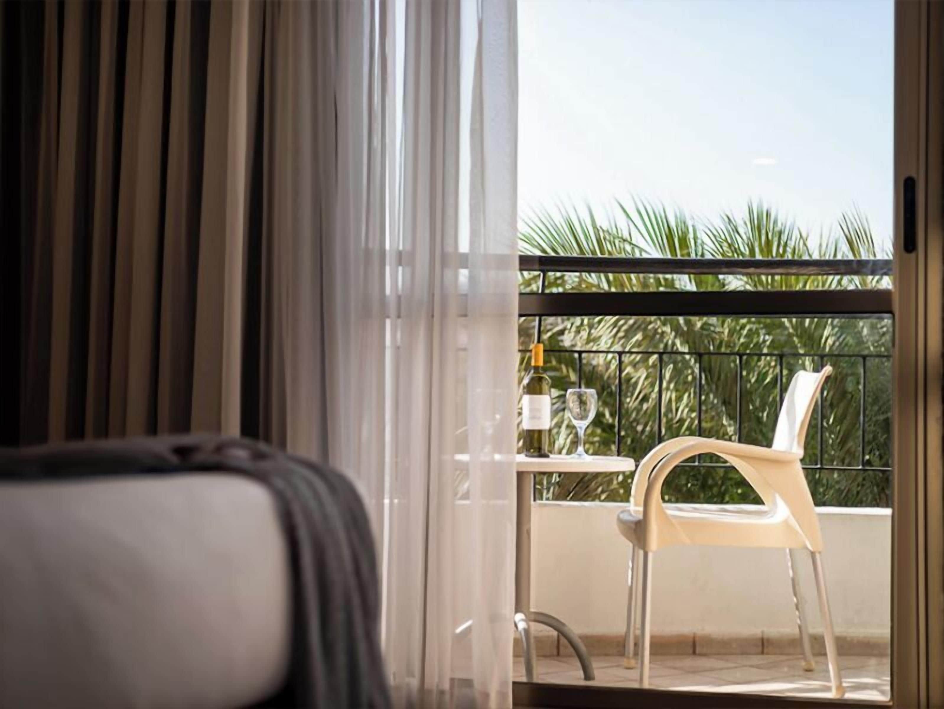 Standard Balcony Room | Camas Select Comfort y caja de seguridad en la habitación 