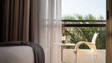 Standard Balcony Room | Camas Select Comfort y caja de seguridad en la habitación