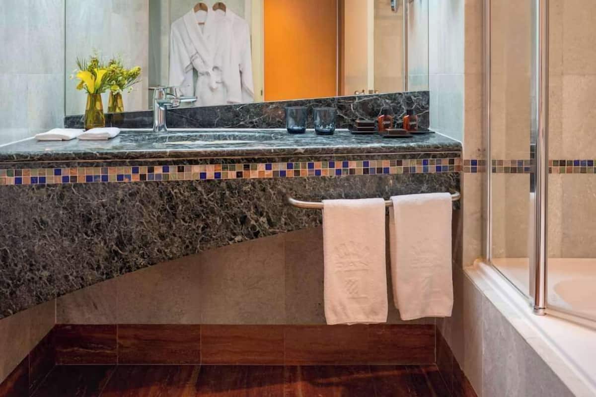 Combined shower/tub, deep soaking tub, designer toiletries, hair dryer