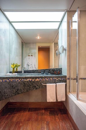 Combined shower/tub, deep soaking tub, designer toiletries, hair dryer