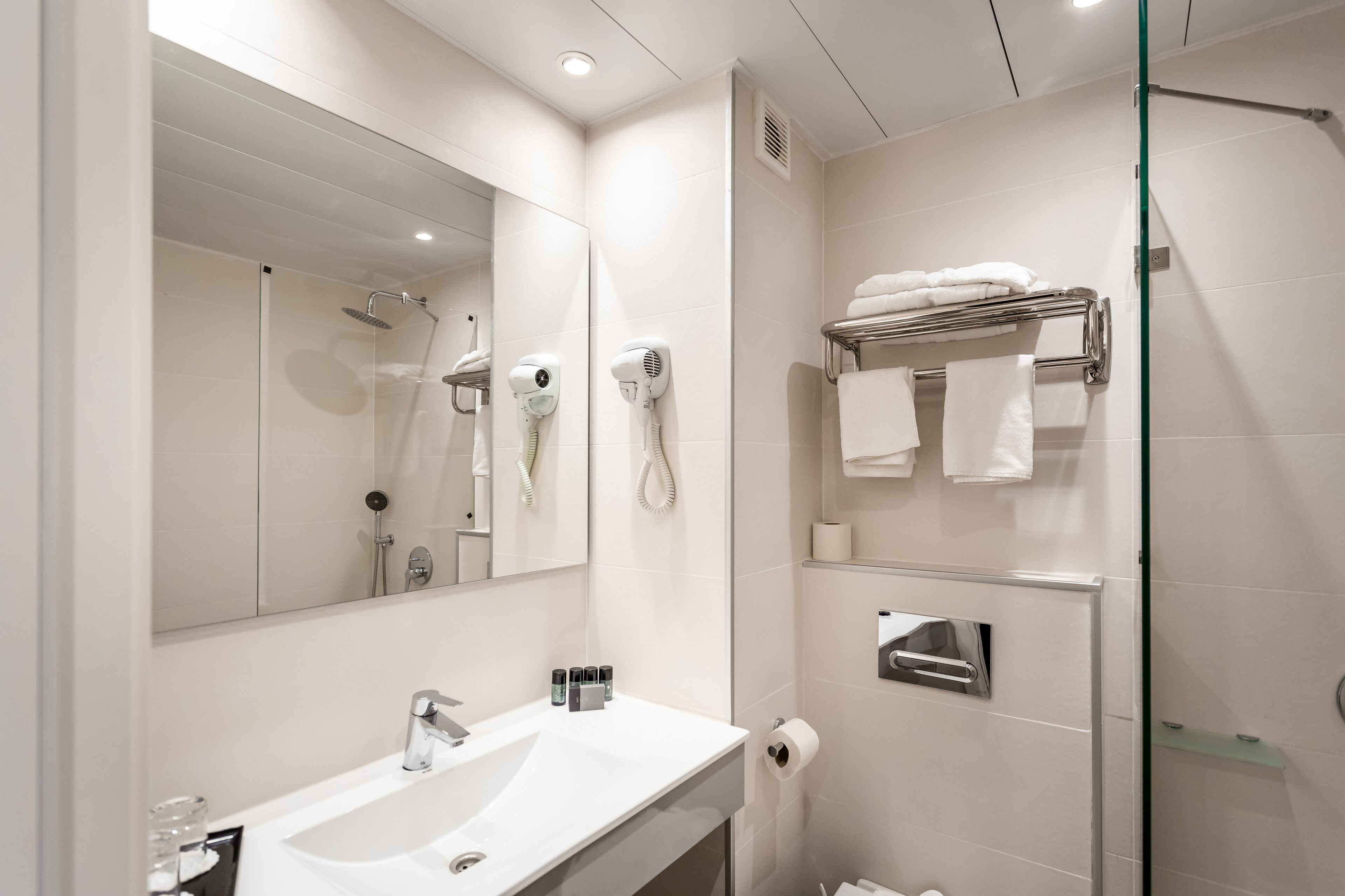 superior room | bathroom | combined shower/bathtub, hair dryer, towels