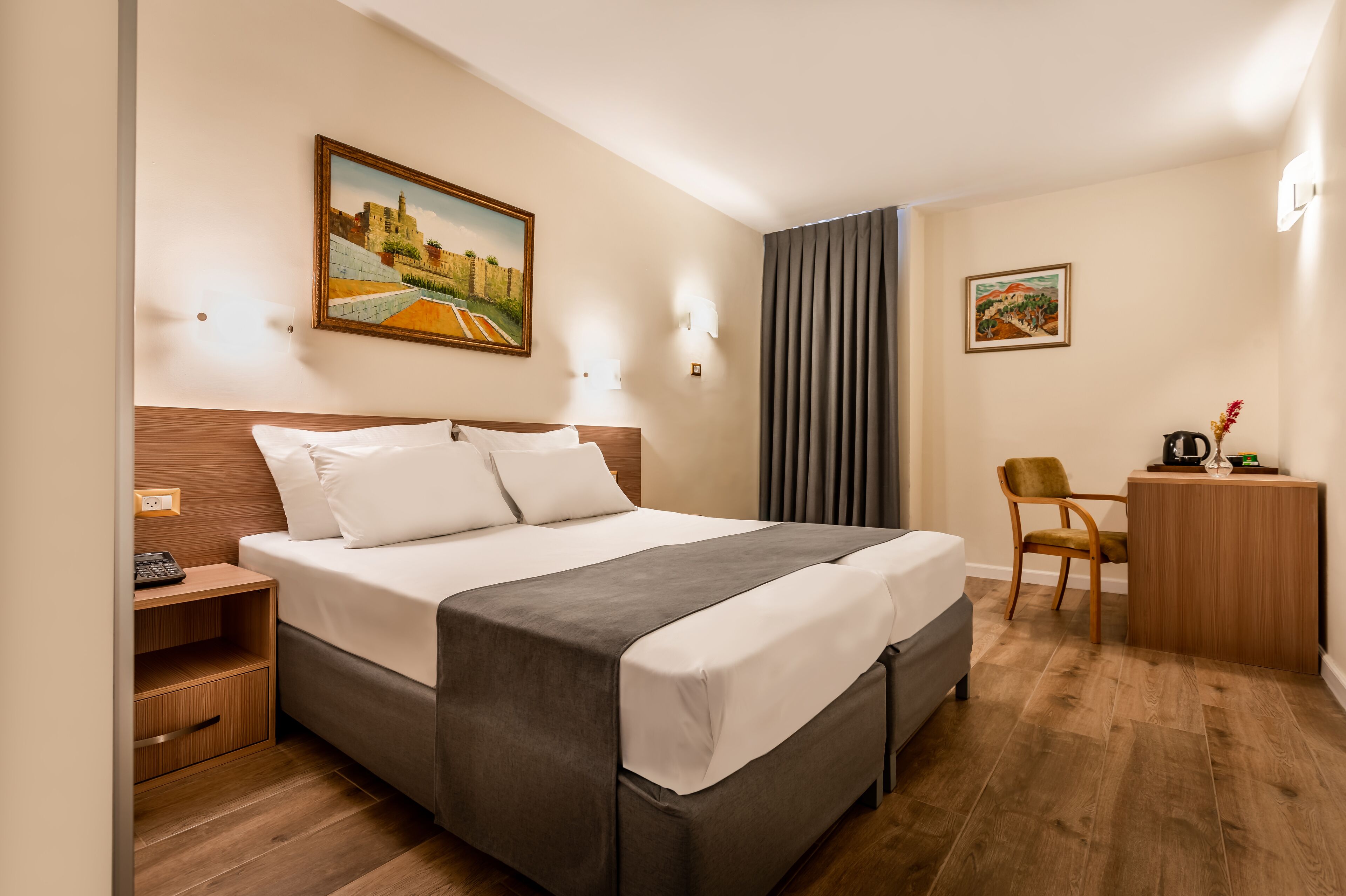 Een kluis op de kamer, een bureau, gratis babybedden, gratis wifi