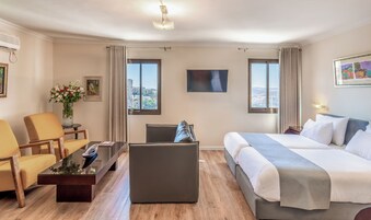 客房内保险箱、办公桌、免费婴儿床、免费 WiFi