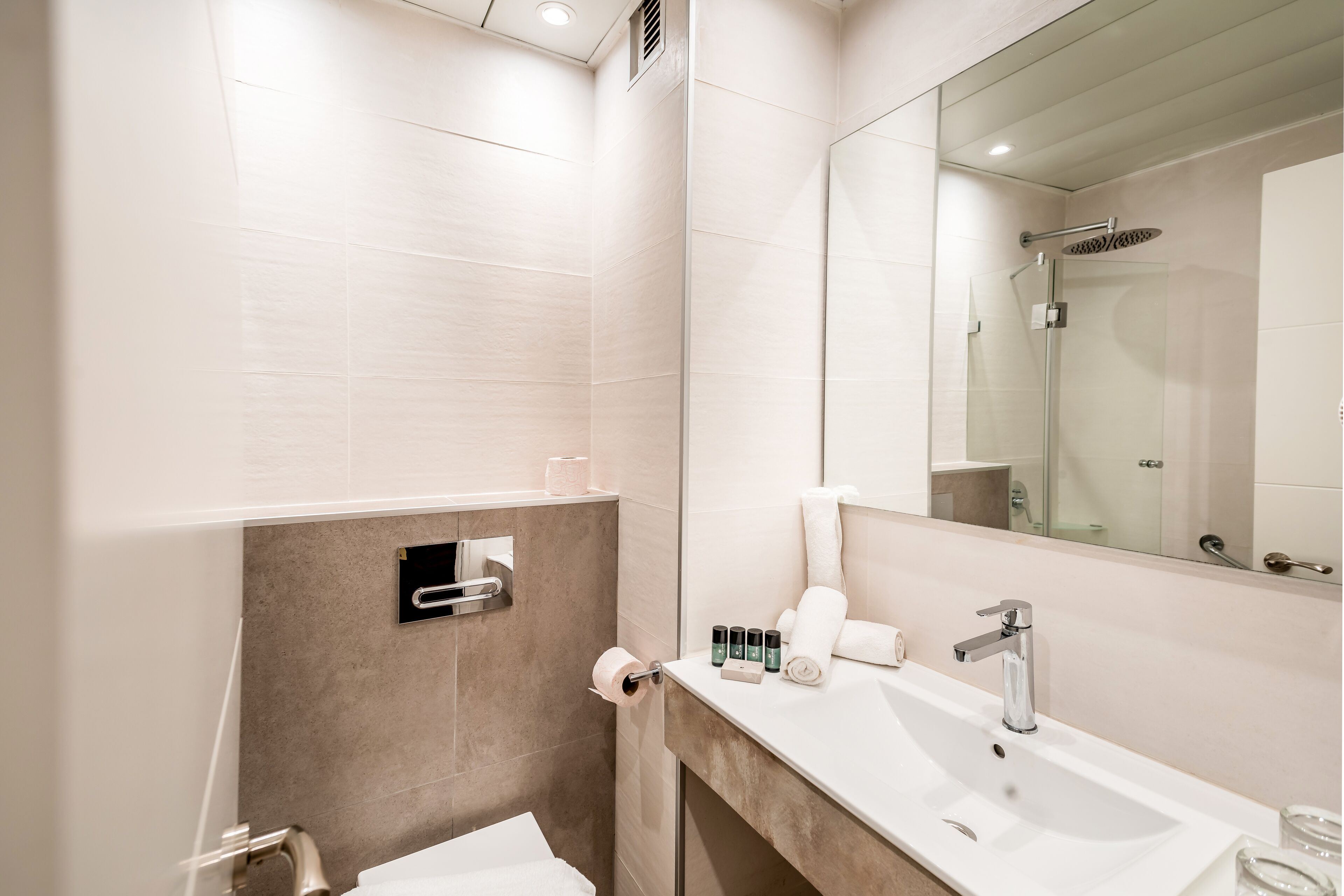 superior room | bathroom | combined shower/bathtub, hair dryer, towels