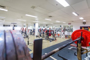 A gym with various exercise equipment, including weight machines and free weights. - Jerusalem Gate Hotel (Jerusalem)