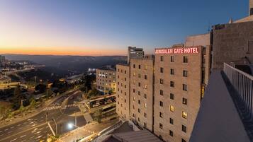 Un edificio con un letrero que indica el Hotel Puerta de Jerusalén.