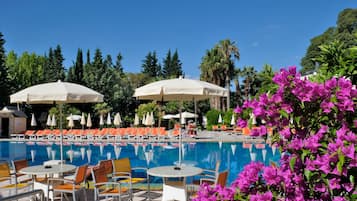 Piscina coperta, piscina stagionale all'aperto, ombrelloni da piscina