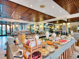 Se ofrece un desayuno bufé (10 EUR por persona)