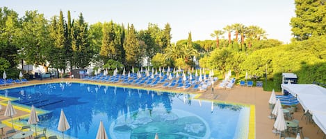 Innenpool, Außenpool (je nach Saison geöffnet), Sonnenschirme