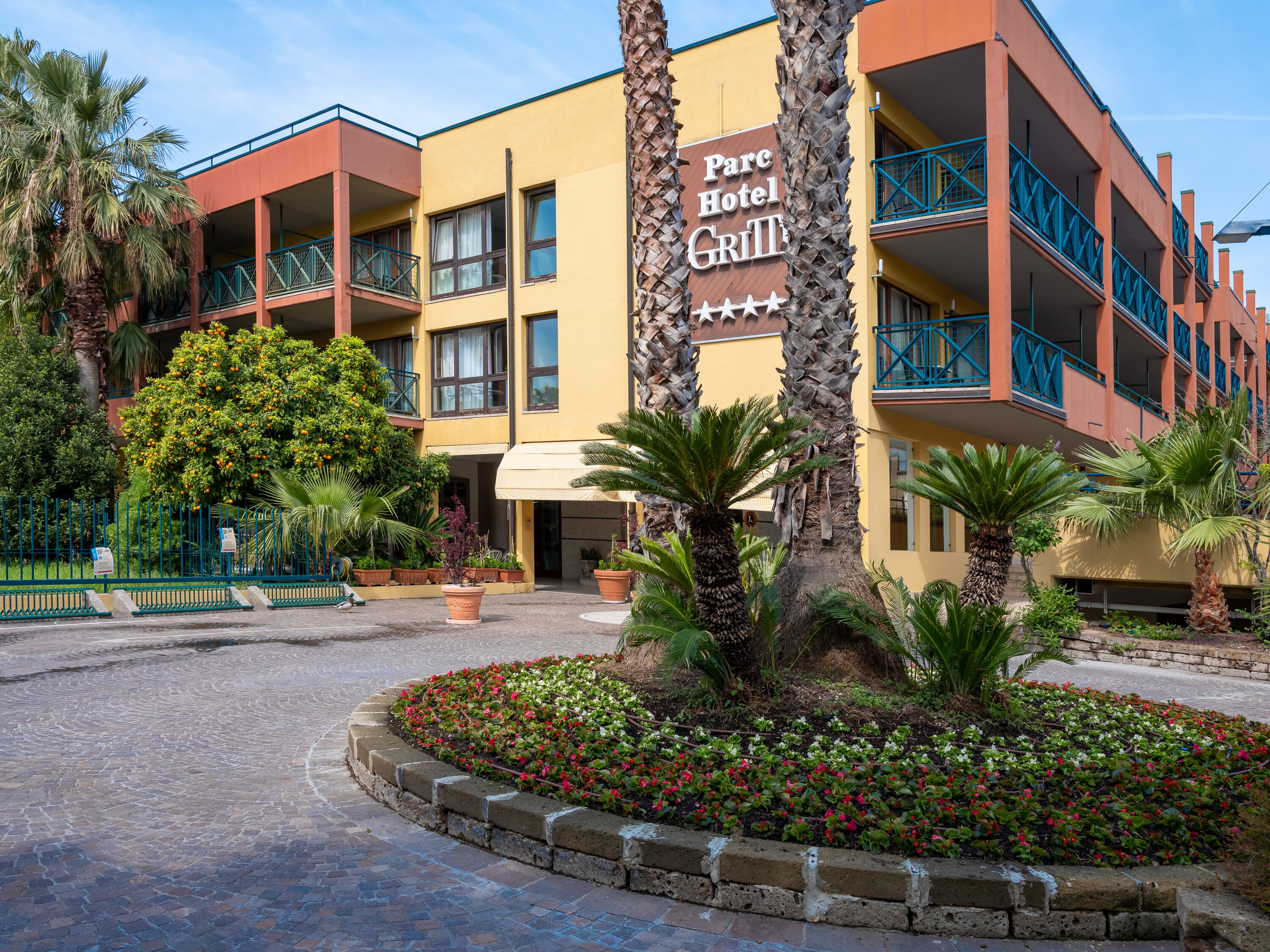 Un hotel con un letrero que dice 'Parc Hotel GRILL'.