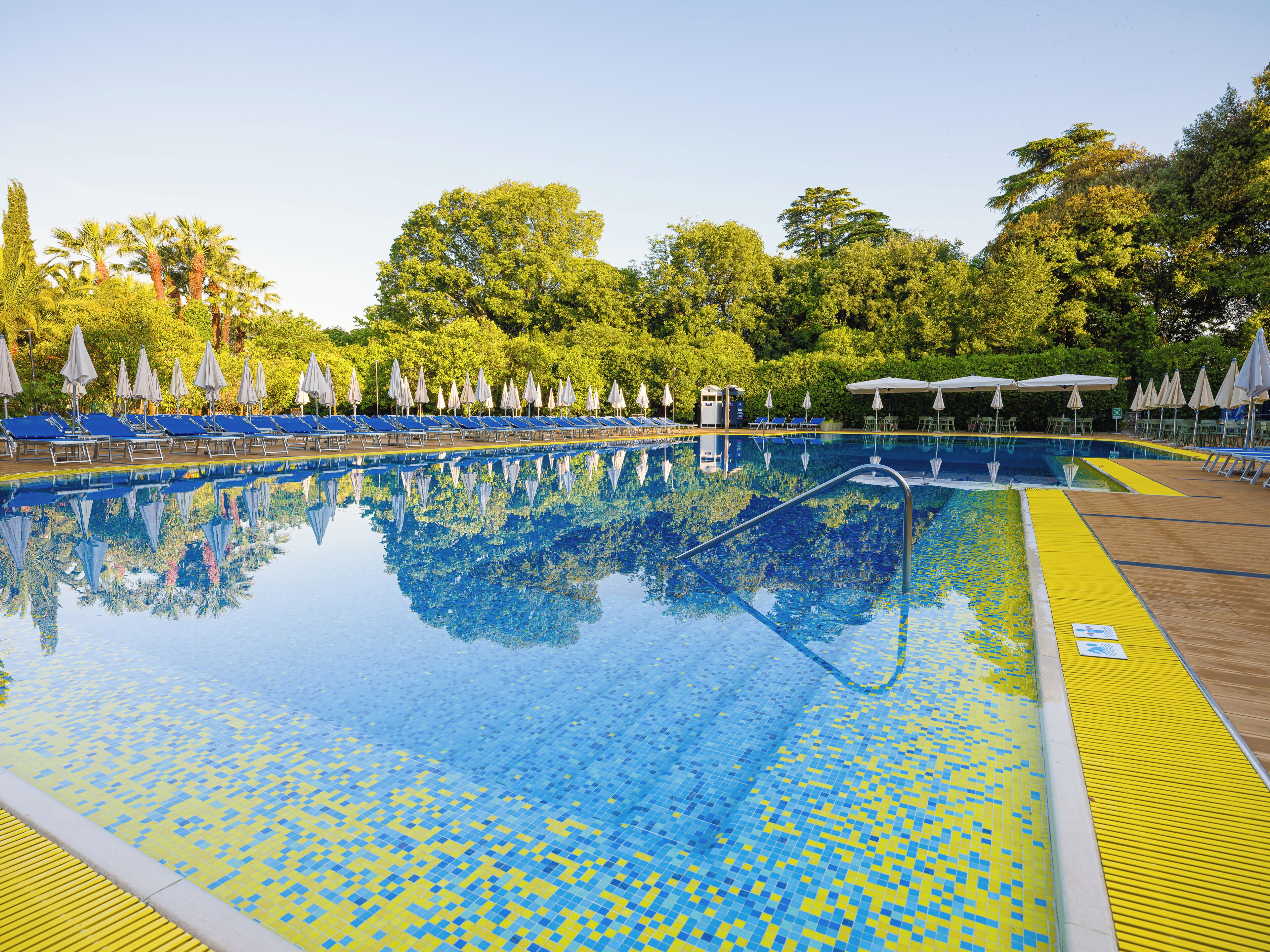 Indoor pool, seasonal outdoor pool, pool umbrellas, sun loungers