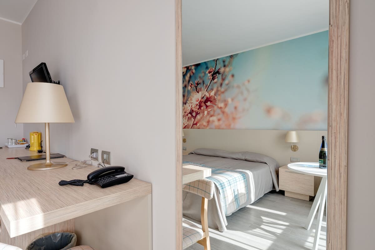 Minibar, coffres-forts dans les chambres, bureau, Wi-Fi gratuit