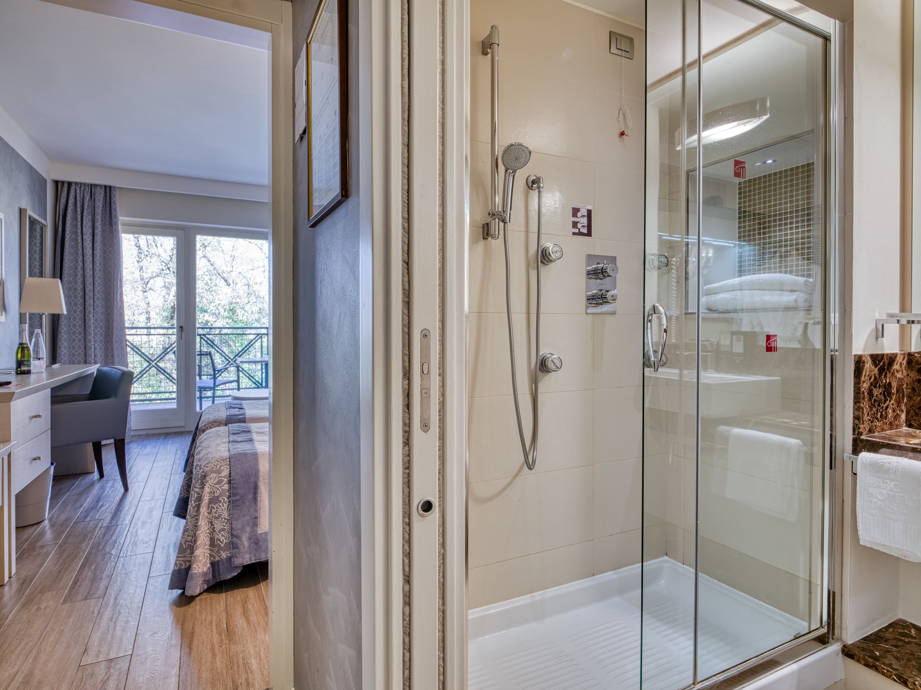 Un baño moderno con ducha de vidrio, bañera y retrete.
