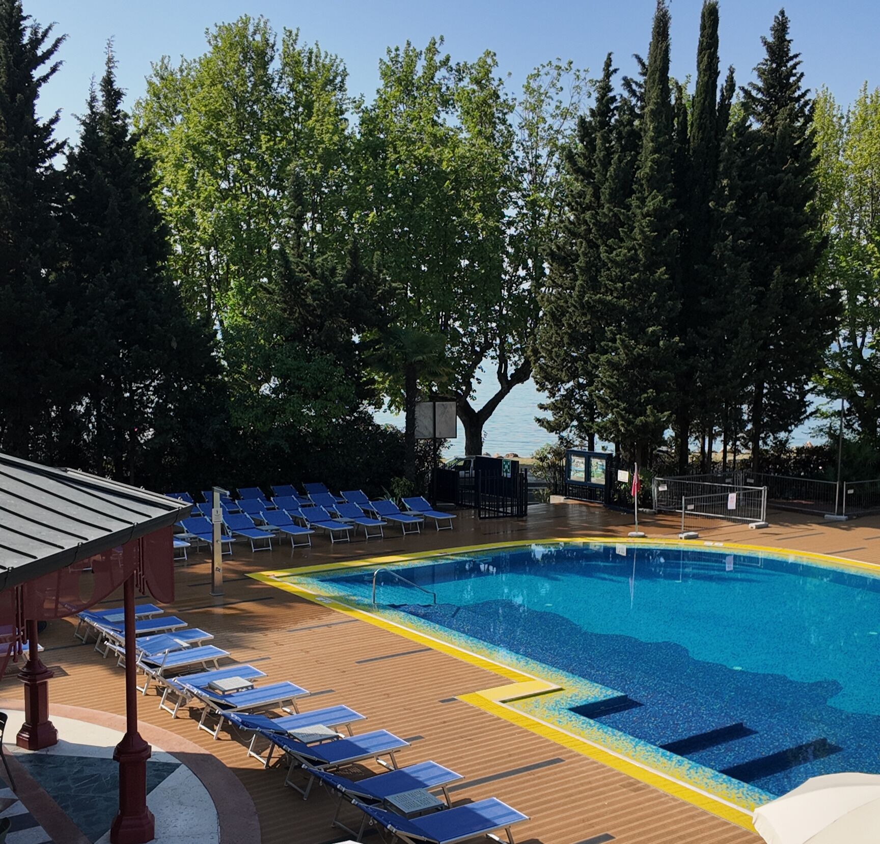 Een binnenzwembad en een seizoensgebonden buitenzwembad