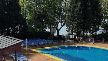 Piscina interna, piscina externa sazonal, guarda-sóis, espreguiçadeiras