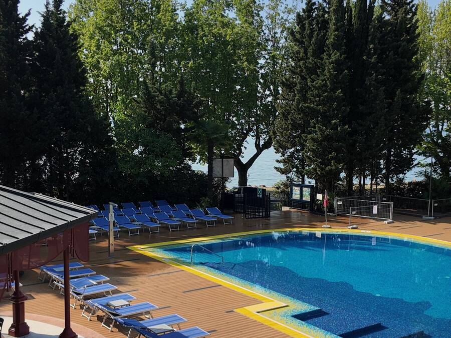 Una piscina cubierta, una piscina al aire libre de temporada, sombrillas
